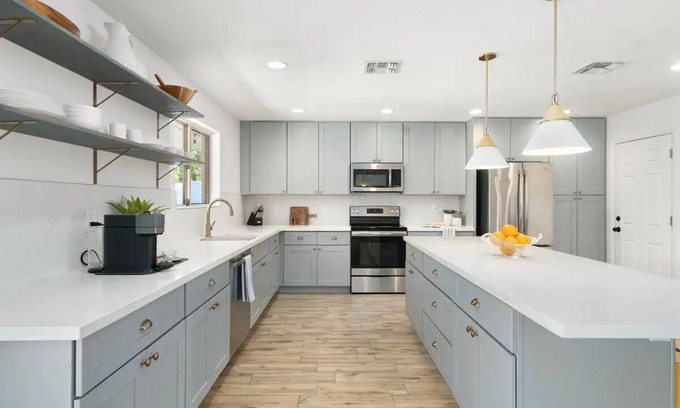 Village Grove House | Lush Life ~ Luxurious Pool, Hot Tub, Outdoor Bar, Life Sized Games and more!