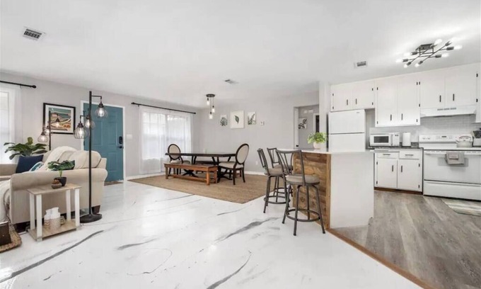 West Pensacola House | Lush Lounge~Fire Pit~BBQ~Family