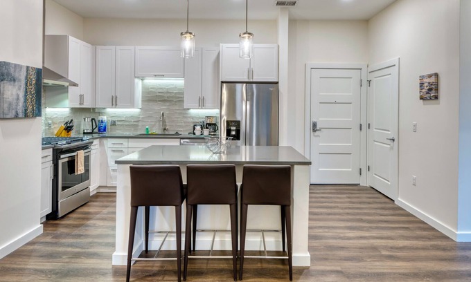 Hingham Apartment | Lux 2 Bed/2 Bath Apartment with Amenities Near Shipyards