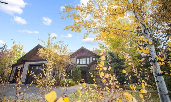 McCall House | Lux 4 Season Spacious Retreat! River Lodge w/HotTub, Sauna, & Gym! High End Furnishings Throughout!