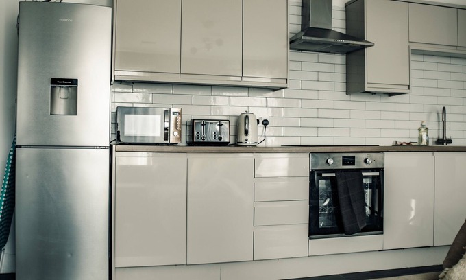 Kirkheaton Apartment | Lux & Comfort At Dealhouse Apt King Bed
