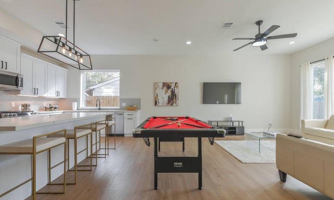 Foster Place House | LUX contemporary living near downtown, med center