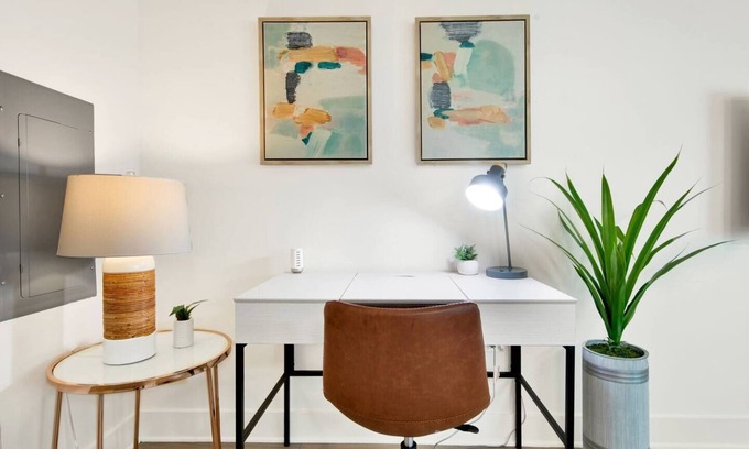 Moorpark Apartment | Lux Dtwn Glendale Laundry Parking Gym Americana