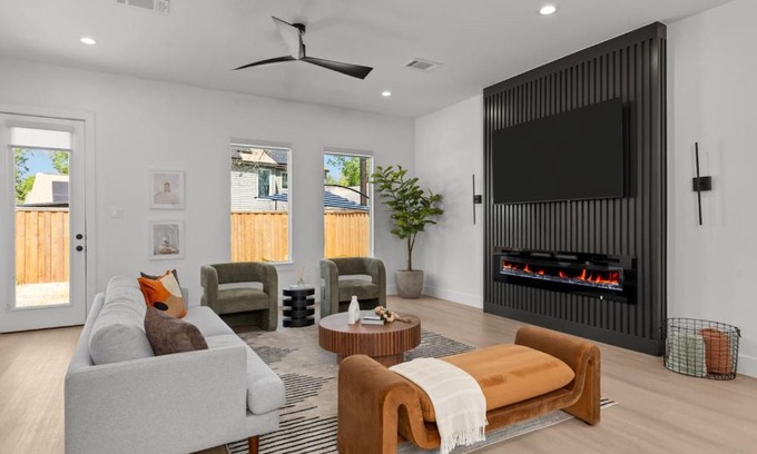 Garden Oaks House | Lux Family/Work Retreat:Galleria, Memorial, Dtown