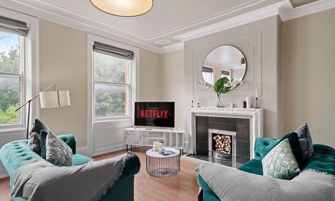 Wakefield Apartment | Lux Georgian House in Yorkshire - Parking - Garden