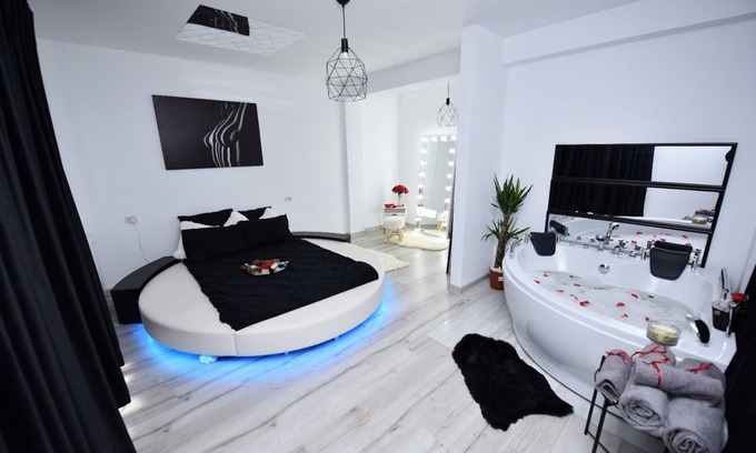 Craiova Apartment | Lux: Jacuzzi Pat Rotund Semineu Oglinda pe Tavan