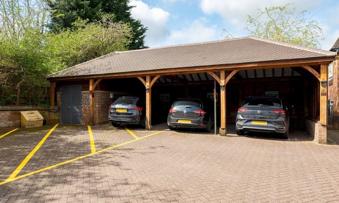 Amersham Apartment | Lux, Light & Spacious- Chilterns | Pass the Keys