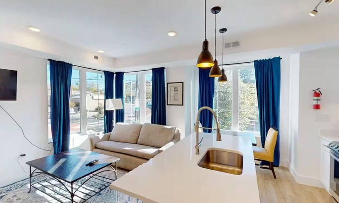 Manor Park Apartment | Lux Loft!nn