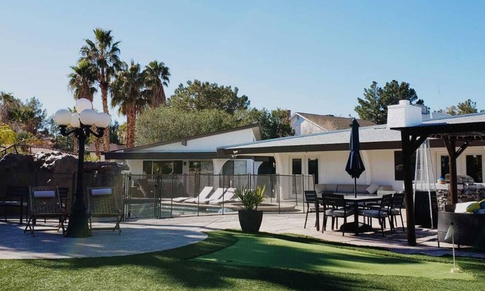 Canyon Gate House | LUX Modern Villa,City Center, Pool,Spa,Game Rm,Basketball,Pickle ball,Pool house