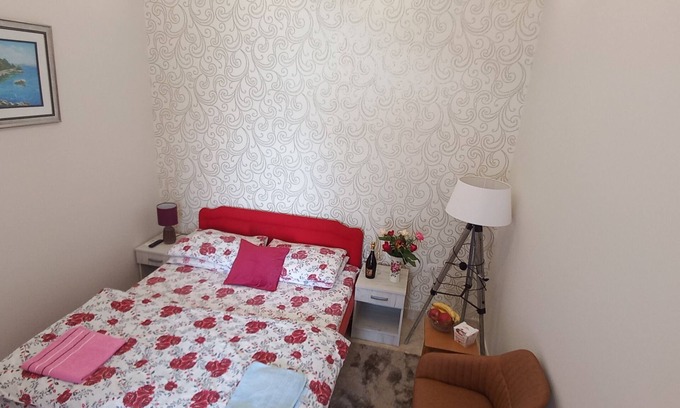 Trebesinj Apartment | Lux Studio Apartment - 5min from the beach!