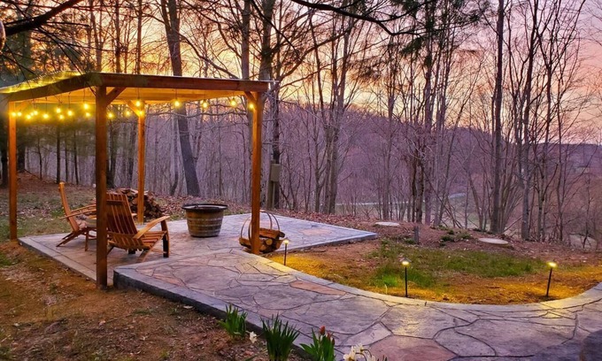 New Plymouth Cabin | Lux Tranquil Escape! Sauna,Hot Tub,Dog Welcoming!