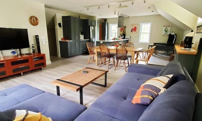Knowlton Apartment | LuxAetre - Spacious renovated apartment in the heart of Knowlton