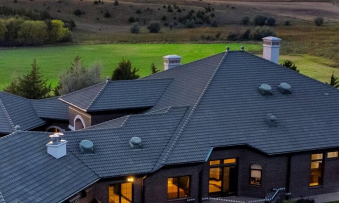 Mitchell Villa | Luxe 10000sqf Estate - Event Venue/Pheasant Hunting/Sleeps 18/9 Beds/6.5 Bath