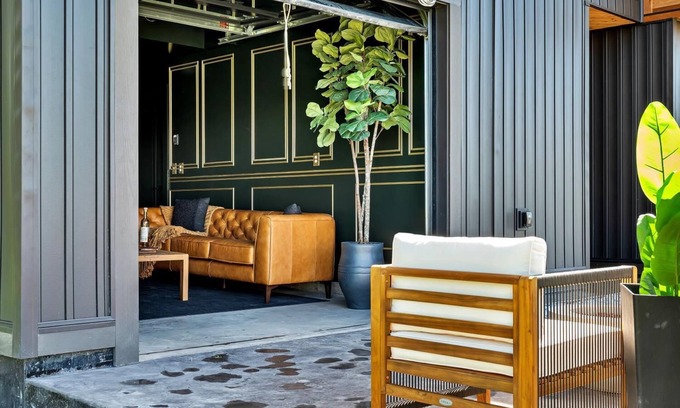 Tully House | Luxe 2-bedroom House, Firepit, Speakeasy, EV Charger, 1911Beak&Skiff & orchards
