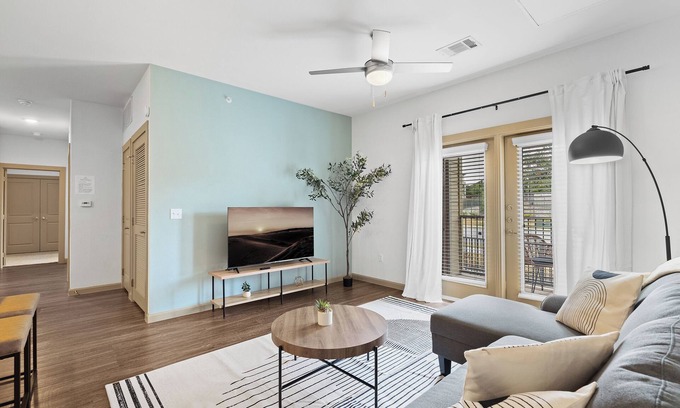 Leander Apartment | Luxe 2B Getaway | Sleeps 6 | Pool, Gym, Garage
