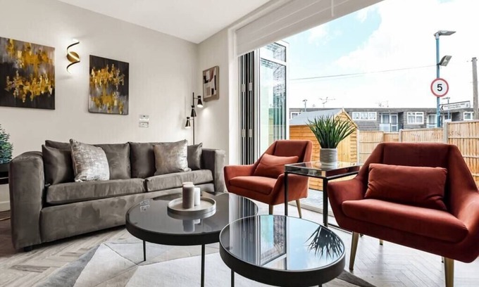 Brixton Hill House | Luxe and Cozy Living - Family Perfect! Sleeps 9