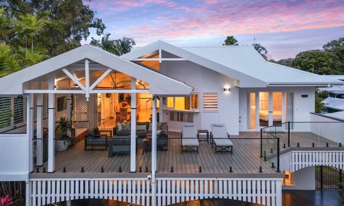 Holloways Beach House | Luxe Beachfront Escape – Steps from Holloways Beach