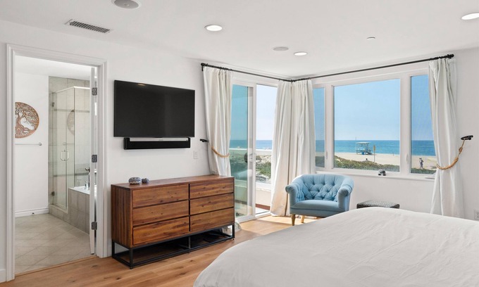 Playa Del Rey Condo | Luxe Beachfront Beauty with easy access to Sofi and LAX