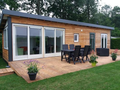 Menaldum House | Luxe bungalow op rustig vakantiepark.