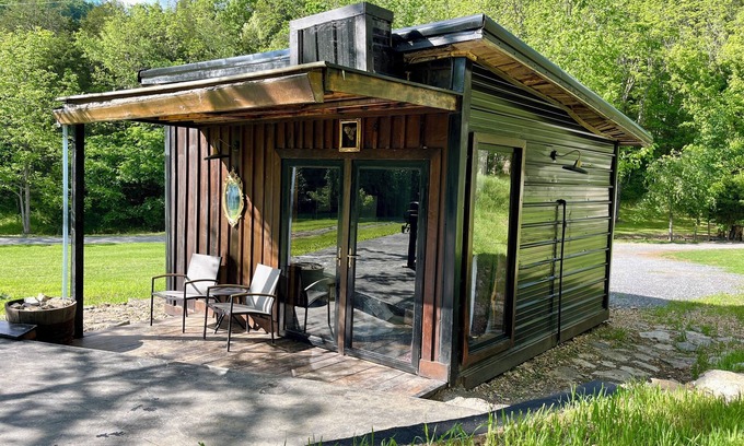 Pleasant Shade Cabin | Luxe Cabin Hot Tub Mountains Bathhouse