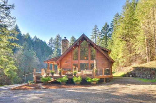 Gaston House | Luxe Cabin in the Woods Walk to Lake!