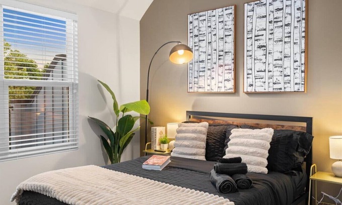 Charlotte House | Luxe King 3BR Townhouse Mins to Uptown CLT!