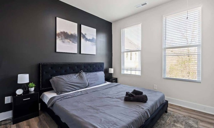 Charlotte House | Luxe King 3BR Townhouse -Mins to Uptown CLT!