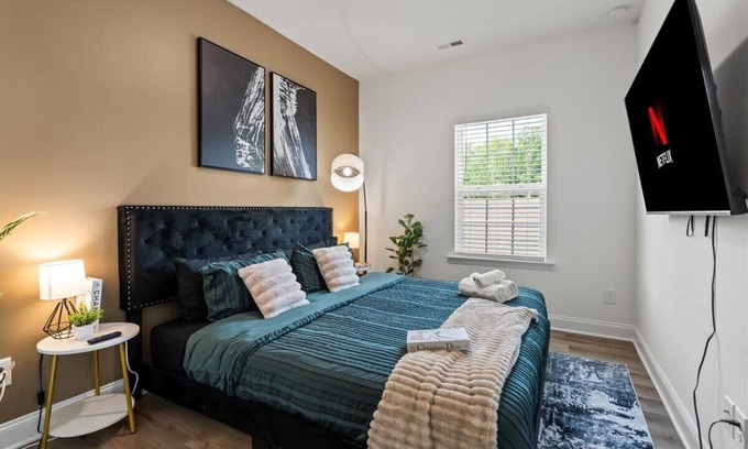Paw Creek House | Luxe King 3BR Townhouse to Uptown Charlotte NC!