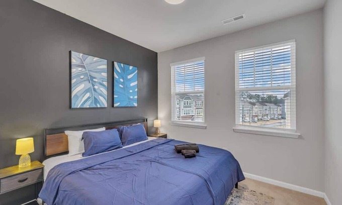 Durham House | Luxe King 4 BR Townhouse Mins to Dwtn Durham!