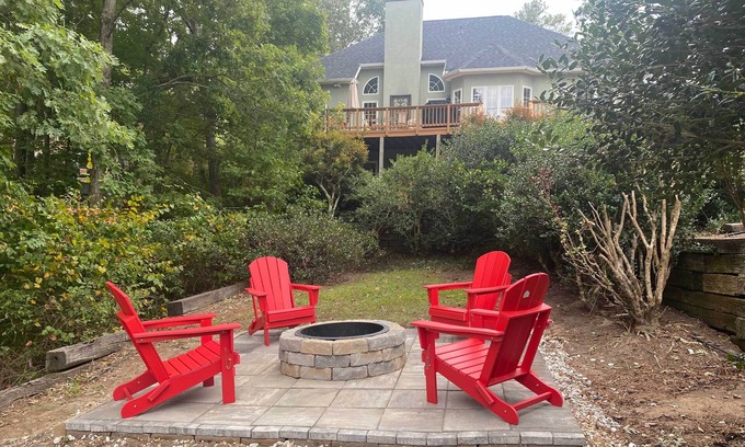 Appling House | Luxe Lake House w/Pool & Dock on Deep Water Cove!