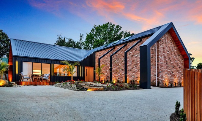 West Launceston House | Luxe - Nestled in the hills of West Launceston