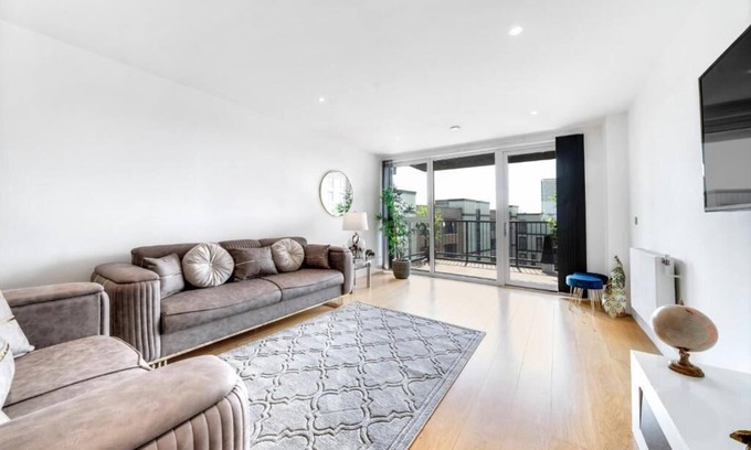 Surrey Docks Apartment | Luxe Riverside 3 Bed, 2 Bath En-Suite, Balcony views with Great Links in London