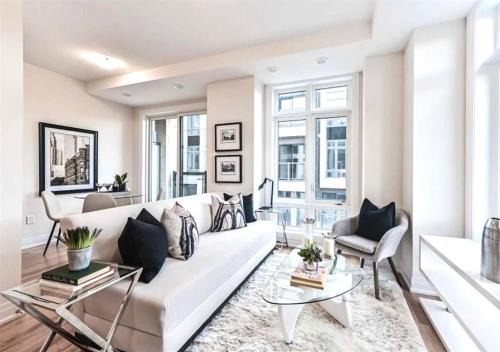 North York Apartment | Luxe Toronto Townhome, Rooftop Terrace, Parking