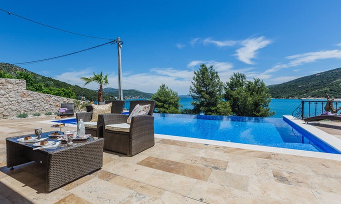 Marina Villa | LUXE! Villa by the sea with heated pool! 15 mins from Split airport, (OWNER)