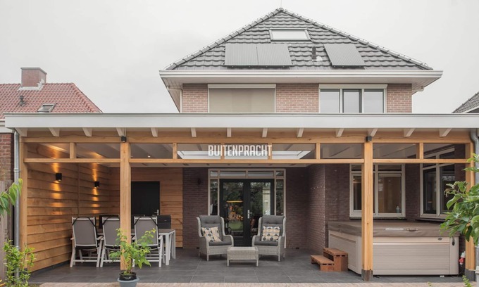 Leidschenveen-Ypenburg House | Luxe villa met jacuzzi in villawijk Den Haag