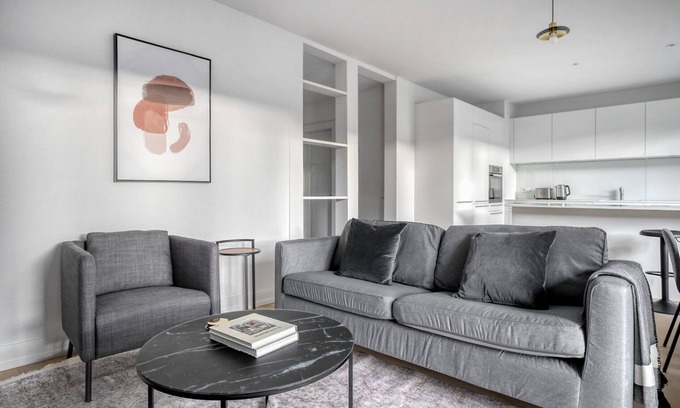 Vorstadte Apartment | Luxe Vorstädte 3.5 Room w/W/D & Storage, 2 min to Market, by Blueground