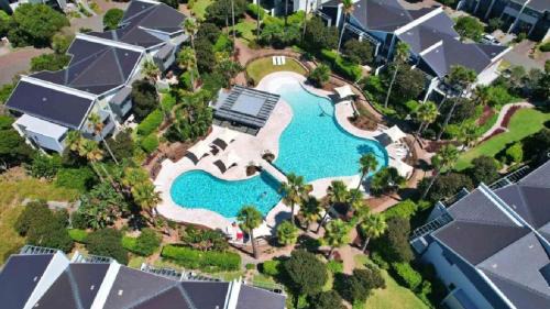 Magenta Shores House | Luxe Waterfront Coastal Retreat