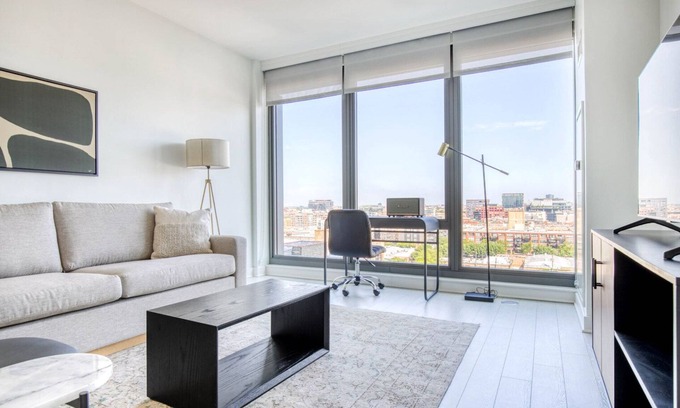 West Loop Apartment | Luxe West Loop 1BR w/Gym, Pool, Coworking, walk to UIC, by Blueground