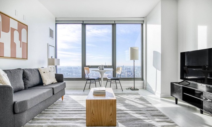 West Loop Apartment | Luxe West Loop 1BR w/Pool, Coworking & Gym, 1 block to L, by Blueground