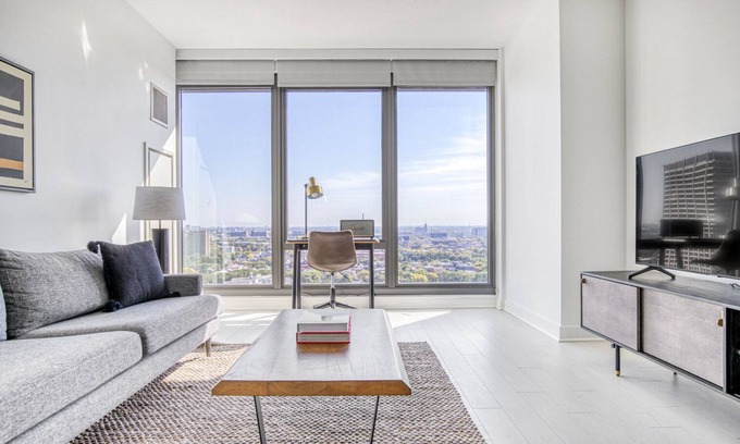 West Loop Apartment | Luxe West Loop Studio w/Gym, Pool, Coworking, walk to UIC, by Blueground