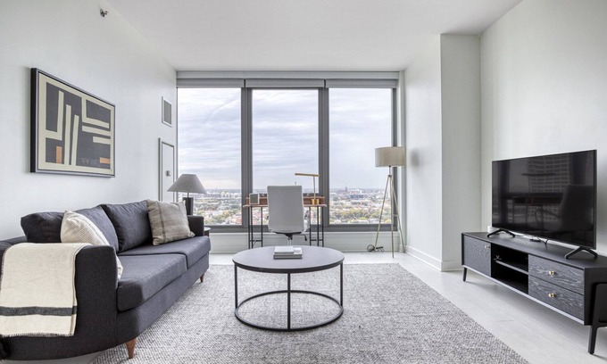 West Loop Apartment | Luxe West Loop Studio w/Gym, Pool, Coworking, walk to UIC, by Blueground