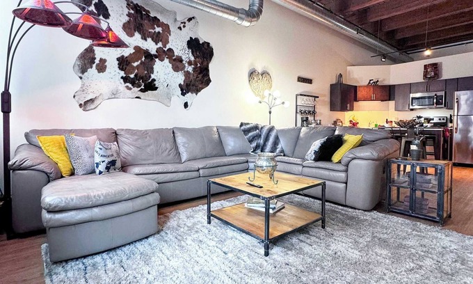 Near South Side Apartment | Luxéry Stay "Game of Thrones" Downtown/McCormick/WinTrust Area