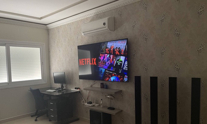 Bni Makada Apartment | Luxueux/moderne appartement au centre ville | 3 min de la plage