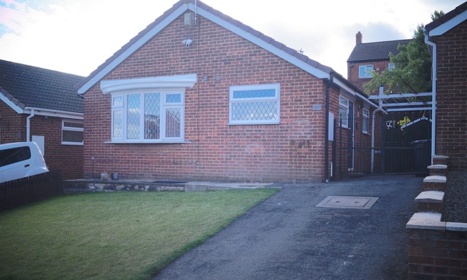 Healey Lane House | Luxurious 2-Bed Bungalow, modern and beautiful tiered gardens with scenic views