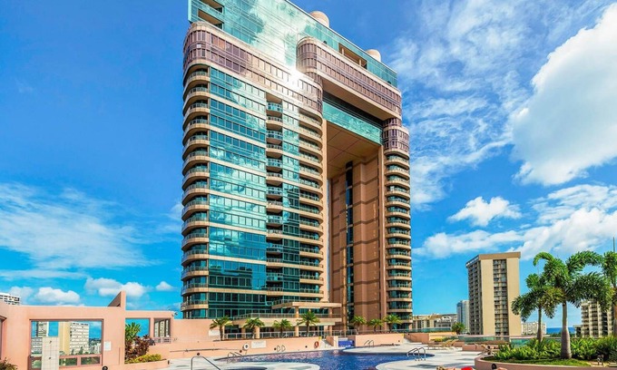 McCully - Moiliili Apartment | Luxurious 2-Bedroom Retreat in the Heart of Waikiki.