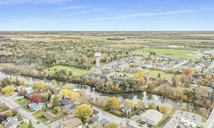 Russell Apartment | Luxurious 2bed 1 bath Executive Suite near Ottawa - sleeps 6