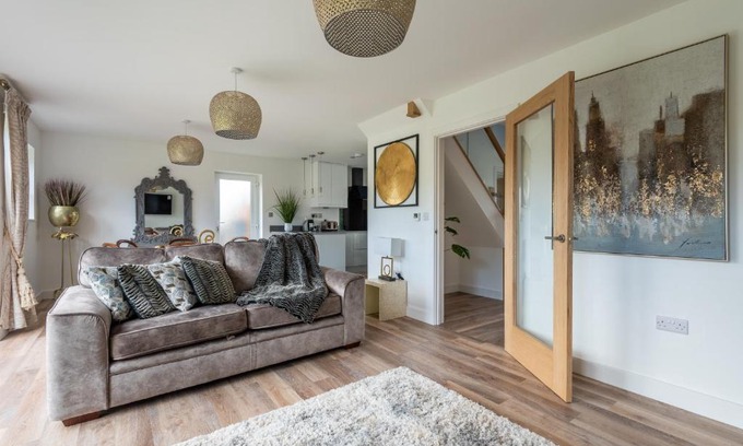 Alfrick Villa | Luxurious 3 bedroom house now with FULL FIBRE INTERNET Shangri la in village of Alfrick with driveway parking for 3 cars in an area of outstanding natural beauty, superb walking,close to Worcester, Malvern showground, theatre, Malvern hills, dogs welcome