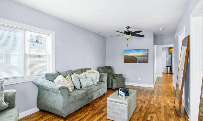 Blue Island Apartment | Luxurious 3Bed Cozy Stay Minutes from Downtown Chicago Sleeps 10