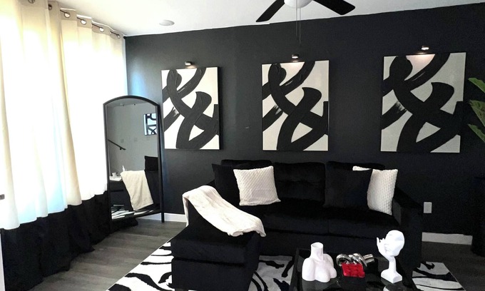 Northeast Houston House | Luxurious 4 bed 2 bath house near Downtown Houston