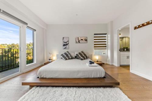 Los Feliz House | Luxurious 4BR in prime LA location with great view